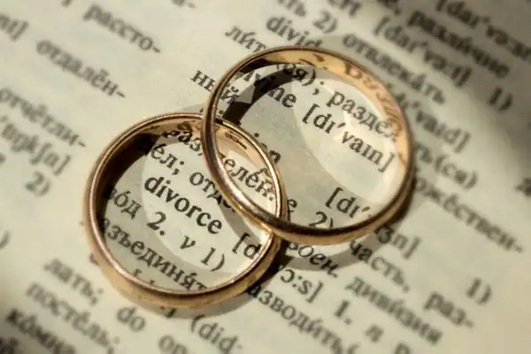 Image of rings removed before divorce mediation Gravesend